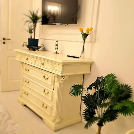 Port Classic Elegant 2 Bedroom Near Port アパート コンスタンツァ