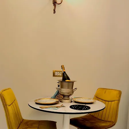 Port Classic Elegant 2 Bedroom Near Port アパート