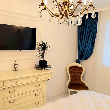 Port Classic Elegant 2 Bedroom Near Port アパート